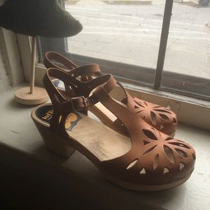 Swedish Hasbeens Lacy T-Strap Clogs, size 9/eu40